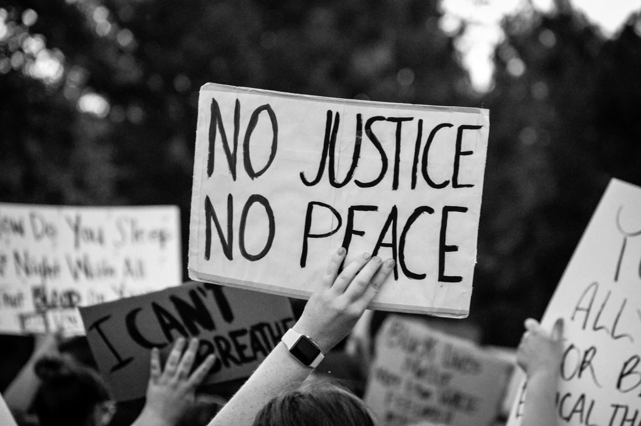 Affiche 22No justice no Peace22 dans une manifestation
